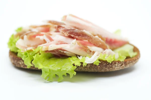 Sandwich au bacon et jambon isolé sur fond blanc — Photo