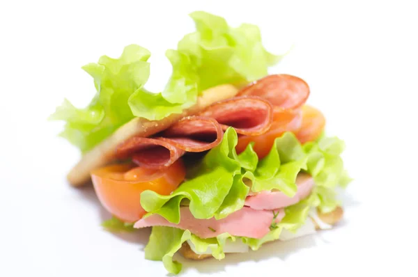 Σάντουιτς ψωμί ολικής αλέσεως με salchichone και λαχανικά — Φωτογραφία Αρχείου
