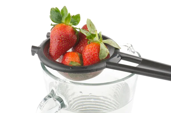 Sieb mit Erdbeere — Stockfoto