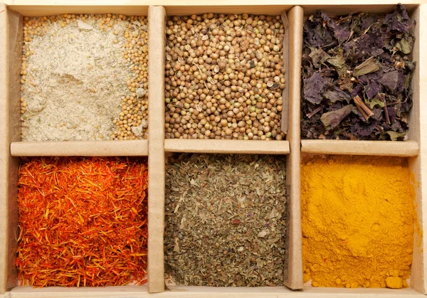 Blanda kryddig kryddor i rutan — Stockfoto