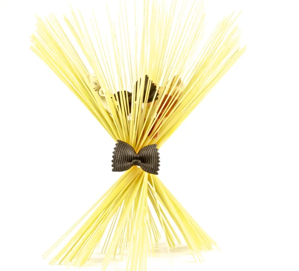 Spaghetti mit dunkler Farfalle — Stockfoto