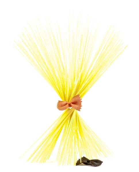 Massa spaghetti med röda farfalle — Stockfoto