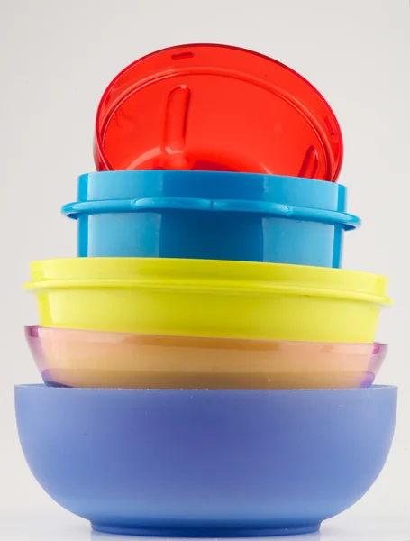 Piramide van kleurrijke plastic bakjes — Stockfoto