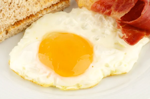 Bacon, eggs and toasts close up — Stock Photo, Image