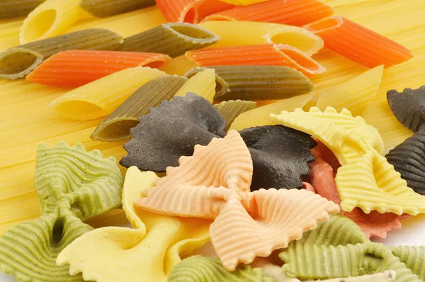 Esparguete macarrão italiano, Penne rigate tricolore e farfalle — Fotografia de Stock
