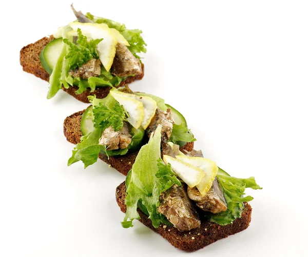 Três sanduíches de sardinhas defumadas — Fotografia de Stock