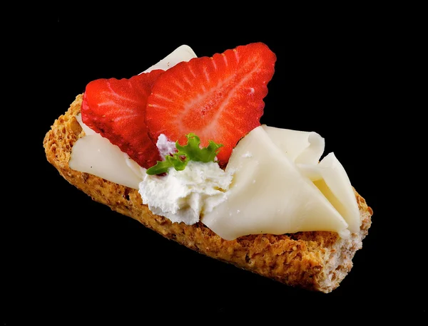 CreaspBread sandwich with cheese and strawberry — Stock Photo, Image