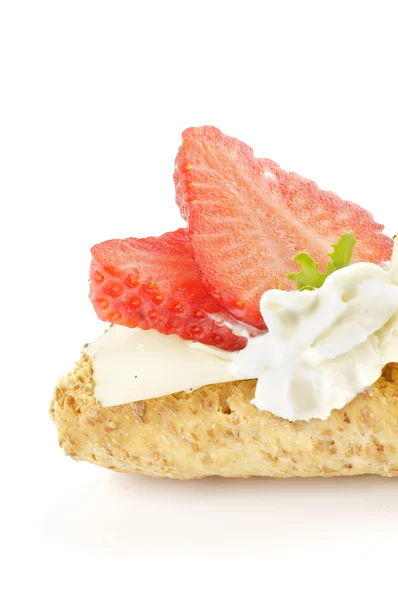 CreaspBread sandwich with cheese and strawberry — Stock Photo, Image