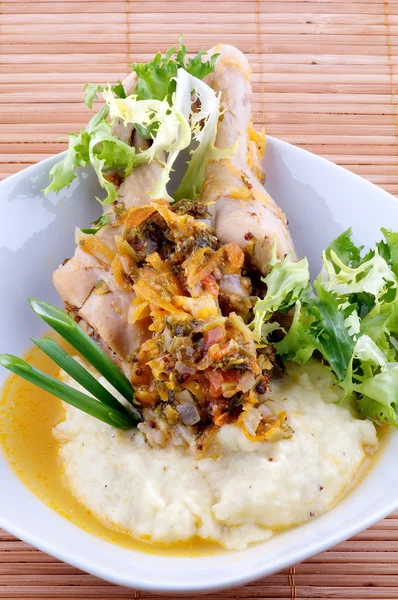 グリーン マッシュ ポテトと野菜のソテー ロースト鶏の脚 — ストック写真
