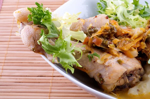 グリーン マッシュ ポテトと野菜のソテー ロースト鶏の脚 — ストック写真
