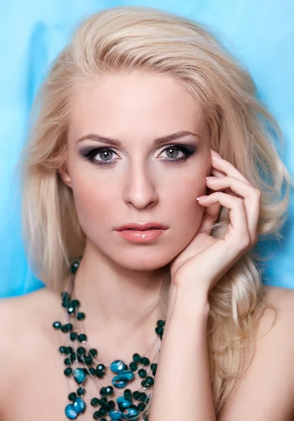 Schönheit und Gesundheit, Kosmetik und Make-up. Porträt der Mode Frau Modell mit hell lila Make-up, lockige Frisur auf blauem Hintergrund. — Stockfoto
