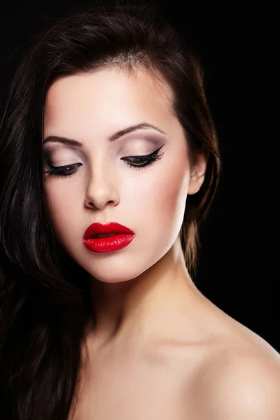 Retrato de moda de modelo linda menina morena com lábios vermelhos de maquiagem birght. Pele limpa. Isolado em preto — Fotografia de Stock