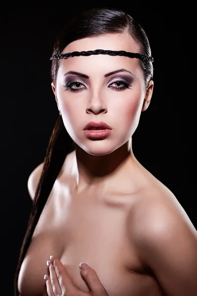 Υψηλή μόδα βλέμμα. Πορτραίτο του μοντέλου όμορφη μελαχρινή κοπέλα με φωτεινό μακιγιάζ και ζουμερά χείλη. καθαρό δέρμα. απομονώνονται σε μαύρο. γυμνό — Φωτογραφία Αρχείου