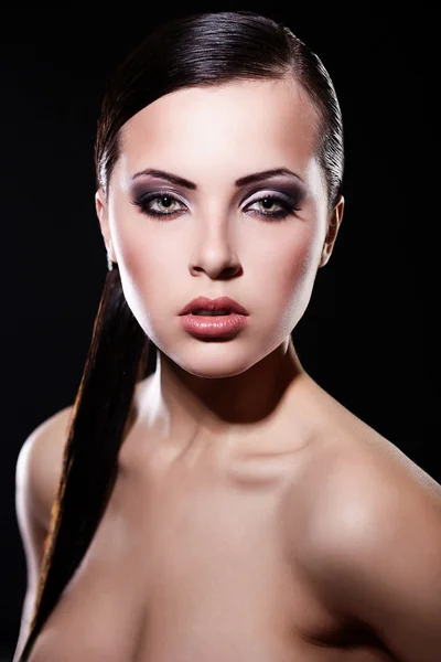 Υψηλή μόδα βλέμμα. Πορτραίτο του μοντέλου όμορφη μελαχρινή κοπέλα με φωτεινό μακιγιάζ και ζουμερά χείλη. καθαρό δέρμα. απομονώνονται σε μαύρο — Φωτογραφία Αρχείου