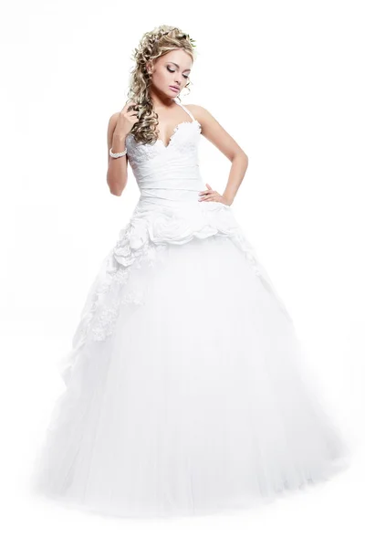 Счастливая улыбающаяся красивая блондинка невесты в белом свадебном платье с прической и ярким макияжем на белом фоне в полный рост — стоковое фото