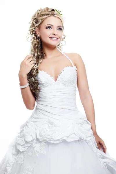 Gelukkig lachend mooie bruid blond meisje in witte bruiloft jurk met kapsel en lichte make-up op witte achtergrond — Stockfoto