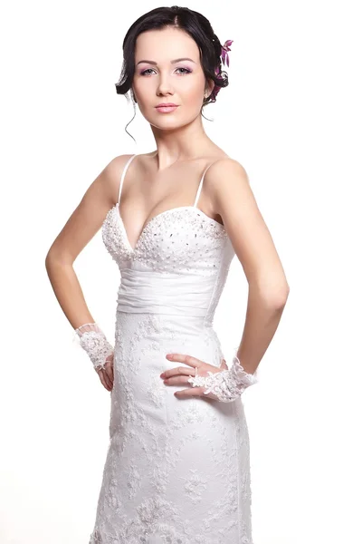 Glücklich sexy schöne Braut brünettes Mädchen in weißem Hochzeitskleid mit Frisur und hellem Make-up auf weißem Hintergrund — Stockfoto