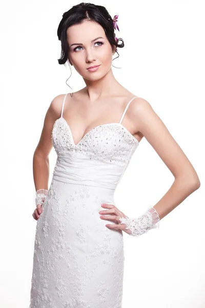 Joyeux sexy belle mariée fille brune en robe de mariée blanche avec coiffure et maquillage lumineux sur fond blanc — Photo