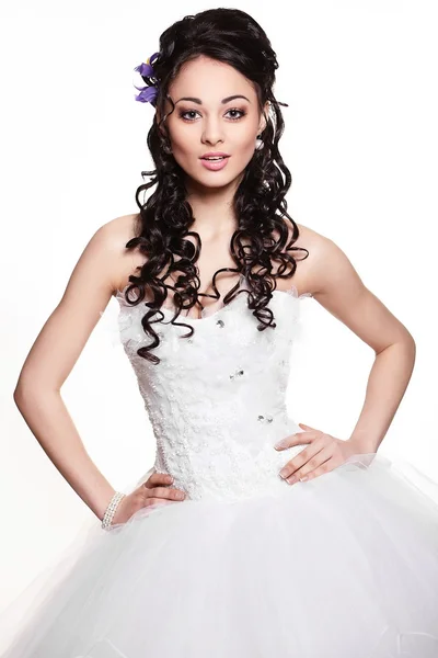 Glad sexig vackra brud brunett flicka i vit brudklänning med frisyr och ljusa makeup på vit bakgrund — Stockfoto