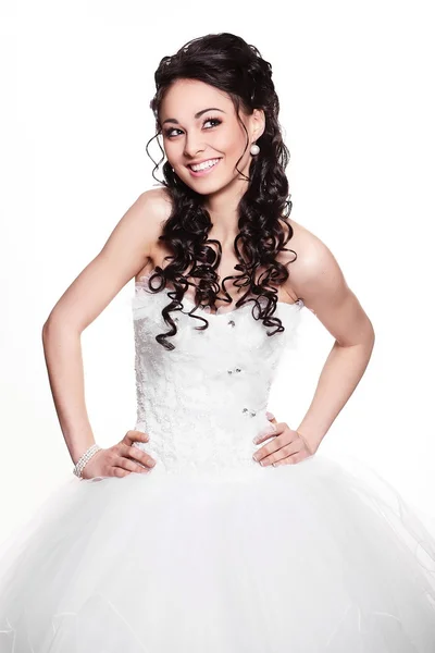 Щаслива сексуальна красива дівчина брюнетка в білій весільній сукні з зачіскою і яскравим макіяжем на білому тлі — стокове фото