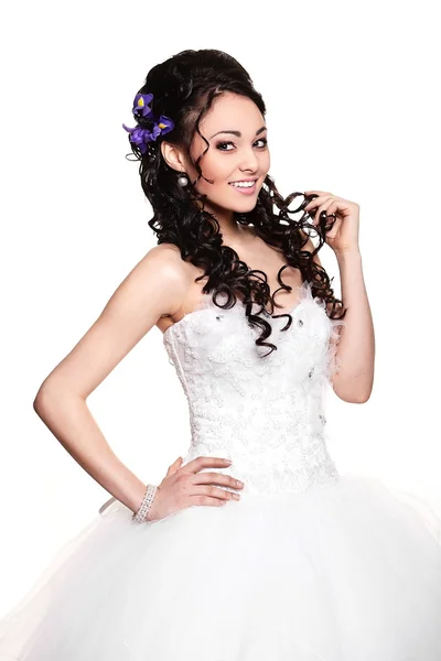 Felice sexy bella sposa ragazza bruna in abito da sposa bianco con acconciatura e trucco luminoso su sfondo bianco — Foto Stock