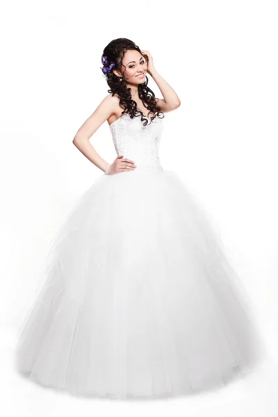 Glücklich sexy schöne Braut brünettes Mädchen in weißem Hochzeitskleid mit Frisur und hellem Make-up auf weißem Hintergrund volle Länge im Retro-Stil — Stockfoto