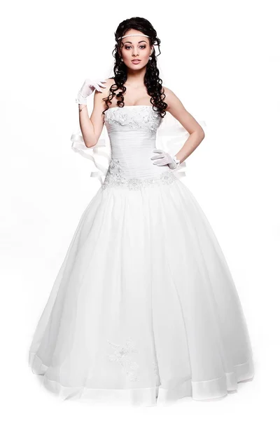 白いウェディング ドレスの髪型とレトロなスタイルの白い背景のフルの長さの明るいメイクで幸せな美しい花嫁のセクシーなブルネットの少女 — ストック写真