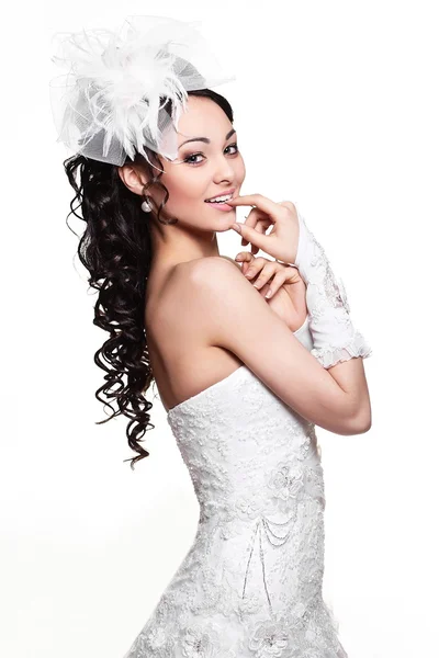Boldog szexi gyönyörű menyasszony barna lány a fehér menyasszonyi ruha fehér alapon világos smink és frizura — Stock Fotó