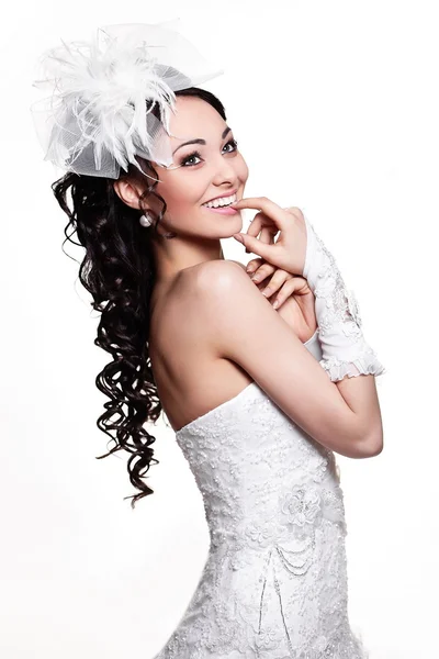 Felice sexy bella sposa ragazza bruna in abito da sposa bianco con acconciatura e trucco luminoso su sfondo bianco — Foto Stock