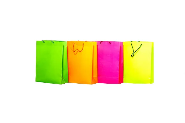 पांढरा पार्श्वभूमीवर पिवळा, नारंगी, गुलाबी आणि हिरव्या यासह विविध रंगीत शॉपिंग पिशव्या — स्टॉक फोटो, इमेज