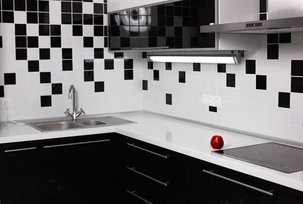 Interieur van zwart-wit moderne keuken met rode lekkere appel — Stockfoto