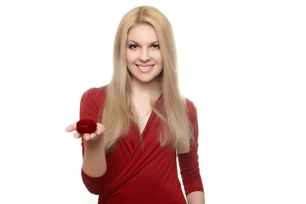 Portret szczęśliwy blond młoda kobieta uśmiechający się w czerwone ubrania trzyma bo czerwony — Zdjęcie stockowe
