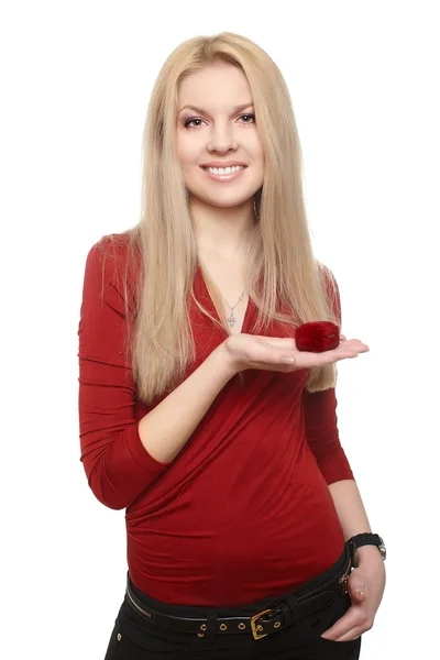 Portrait de heureuse jeune femme blonde souriante en vêtements rouges tenant un bo rouge — Photo