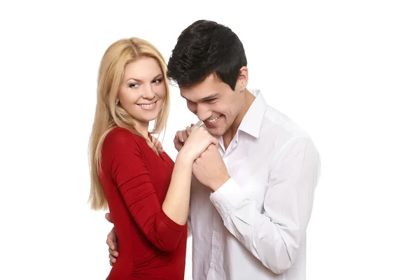 Junger romantischer gutaussehender Mann küsst die Hände seines Mädchens, isoliert auf weiß — Stockfoto