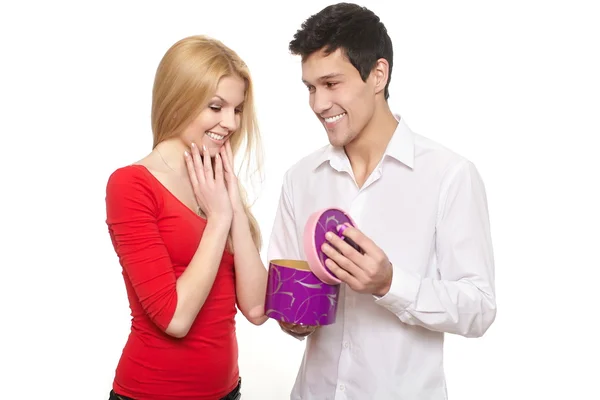Joven romántico guapo hombre presentando regalo en caja a chica, aislado en whi — Foto de Stock