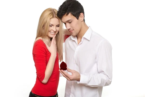 Junger romantischer, gutaussehender Mann präsentiert Schmuck in einem attraktiven roten Etui, um — Stockfoto