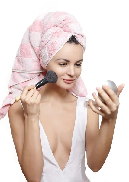 Krásná žena v ručník na hlavě použití make-up v zrcadle — Stock fotografie