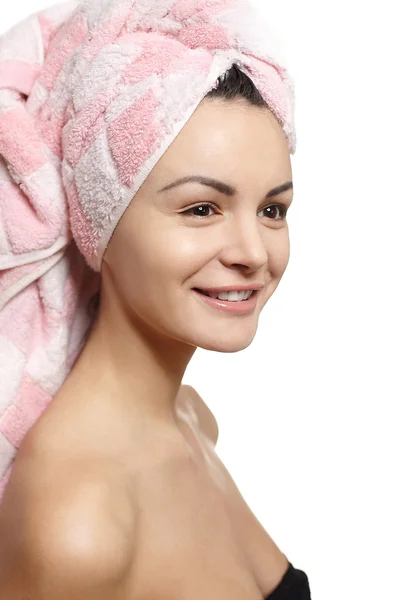 Όμορφη καυκάσιος γυναίκα χαμογελώντας σε πετσέτα στο κεφάλι — Φωτογραφία Αρχείου