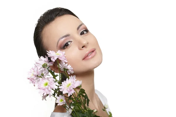 Mooie vrouw met kleurrijke bloemen geïsoleerd op — Stockfoto