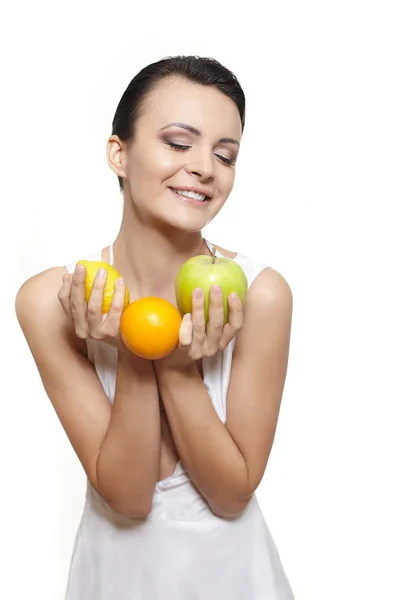 Menina sorridente feliz bonita com frutas limão e maçã verde — Fotografia de Stock
