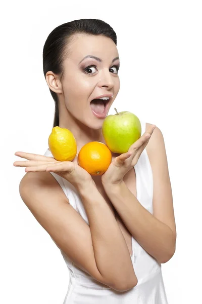 Hermosa chica sonriente feliz con frutas limón y manzana verde —  Fotos de Stock