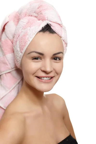 Porträtt av vackra kaukasiska leende kvinna i handduk på huvudet isolera — Stockfoto