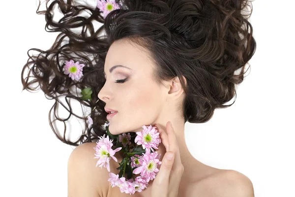 Pretty beautiful girl lying with bright flowers in her hair bright makeup i — Stock Photo, Image