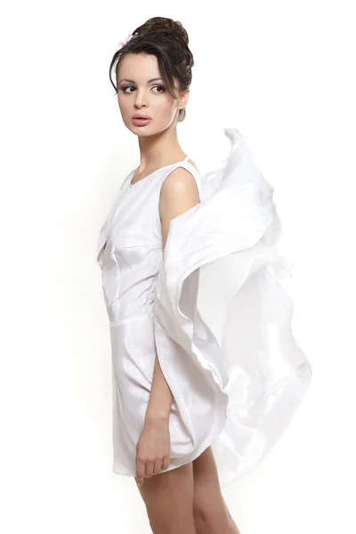 Сексуальна красива жінка в білій літаючій сукні нареченої ізольована на білому — стокове фото