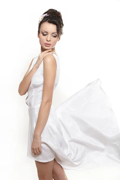 Sexy krásná žena dáma nosí bílý létající šaty nevěsta izolované na Svatodušní — Stock fotografie
