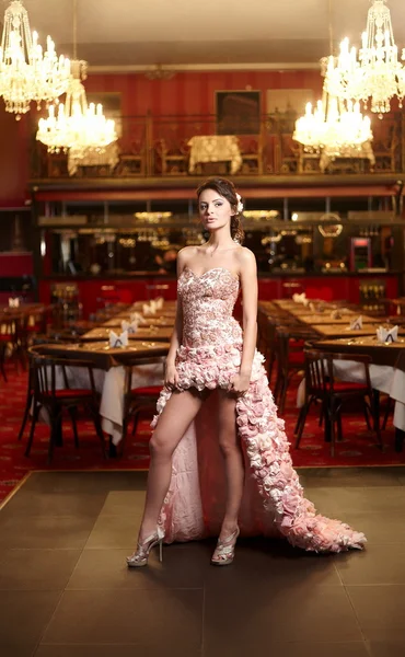 Bela noiva sexy em vestido de noiva incomum no restaurante — Fotografia de Stock