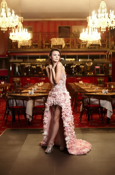 Bela noiva sexy em vestido de noiva incomum no restaurante — Fotografia de Stock