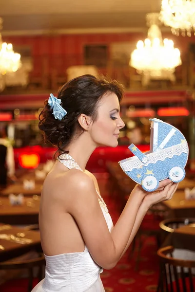 Krásná nevěsta ve svatebních šatech v restauraci s kočárkem — Stock fotografie