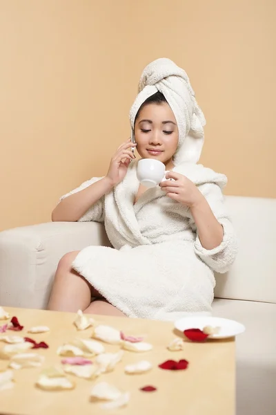 Retrato de empresária chinesa bonita em roupão de banho branco com toalha em h — Fotografia de Stock
