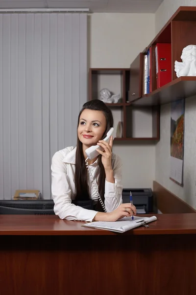หญิงนักธุรกิจสาวที่มีความสุขยิ้ม นั่งที่โต๊ะในที่ประชุมสํานักงาน ro — ภาพถ่ายสต็อก